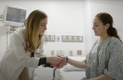 Кодирование Аквилонг в Электрогорске Врач держит пациентку за руку