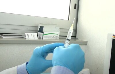 Проведение кодирования Вивитролом в Электрогорске Шприц с Вивитролом в руках у врача